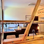 Suburban Loft דירה