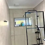 Suburban Loft דירה