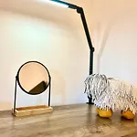 Suburban Loft דירה